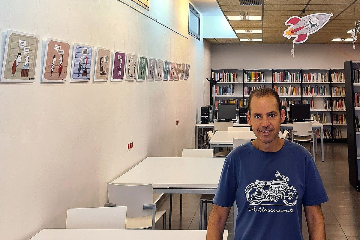 Javi Oviedo amb la seva obra exposada a la biblioteca del Pont