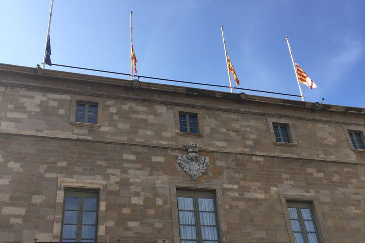 Banderes a mig pal a la façana de l'Ajuntament de Manresa