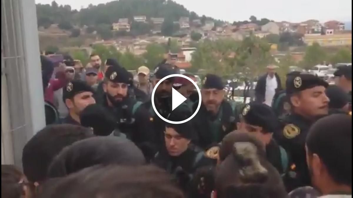VIDEO La Guardia Civil durant la càrrega a l'escola Juncadella de Sant Joan