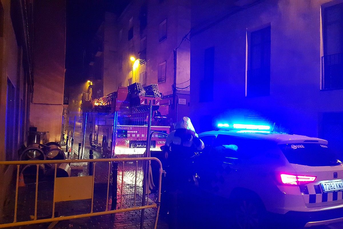 Bombers i Policia Local de Manresa durant l'actuació al carrer Santa Llúcia