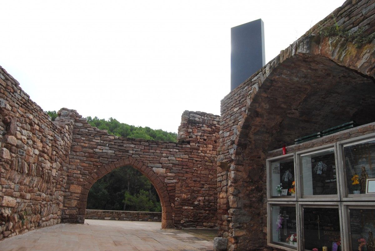 El cementiri de Castellnou de Bages, amb el monòlit del film '2001: una odissea a l'espai' que el presideix