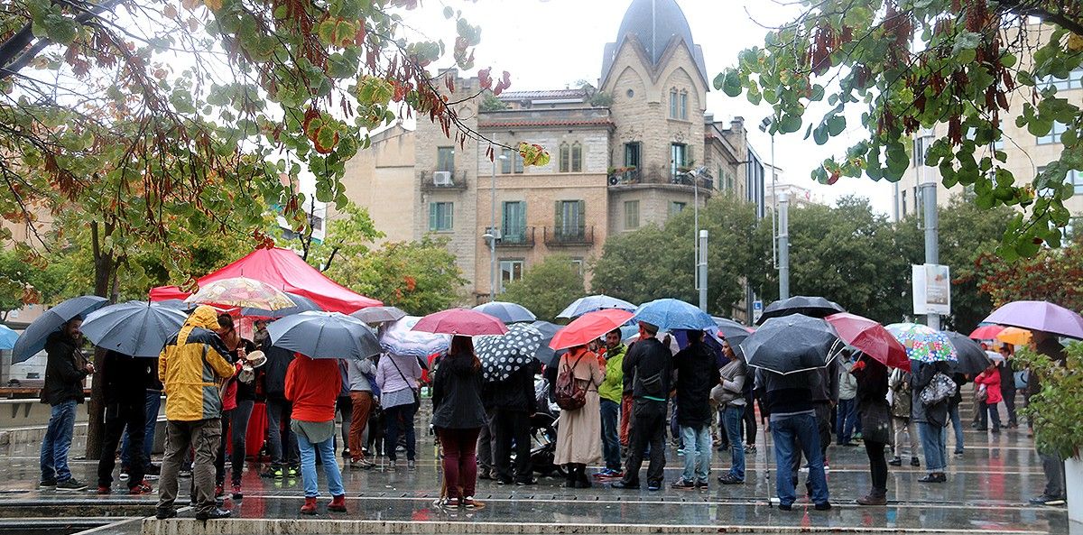 Concentrats a la plaça Sant Domènec de Manresa en contra de l'aplicació de l'article 155