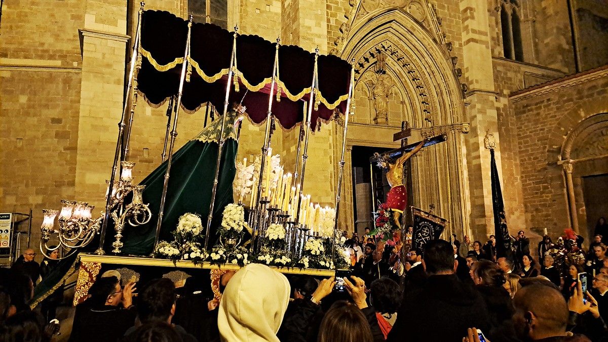 La Verge de la Macarena reverencia el Sant Crist a la creu durant l'«Encuentro» a les portes de la Seu