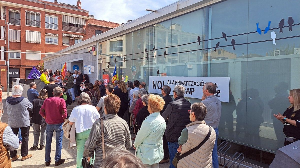 Concentració de professionals i usuaris davant el CAP Santpedor