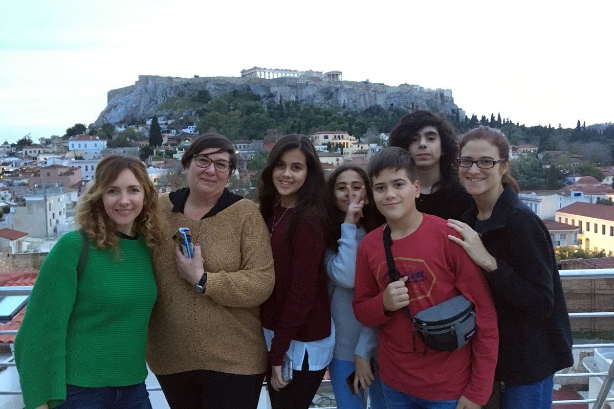 Alumnes i professores del Catà a Atenes, en l'escala que van fer per anar a Creta