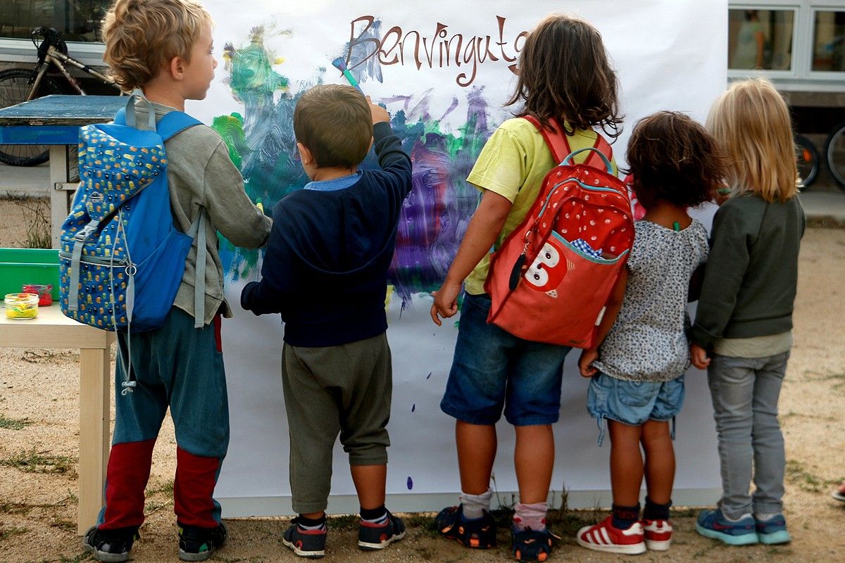 Els més petits de l'escola rural de l'Estany pintant un mural
