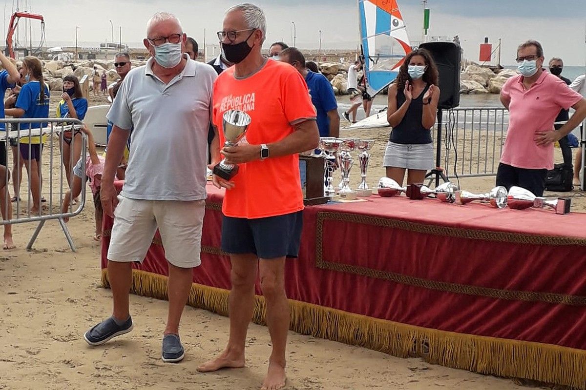 Gaspar Ventura amb la copa de guanyador de la Travessa al Port de Salou +65