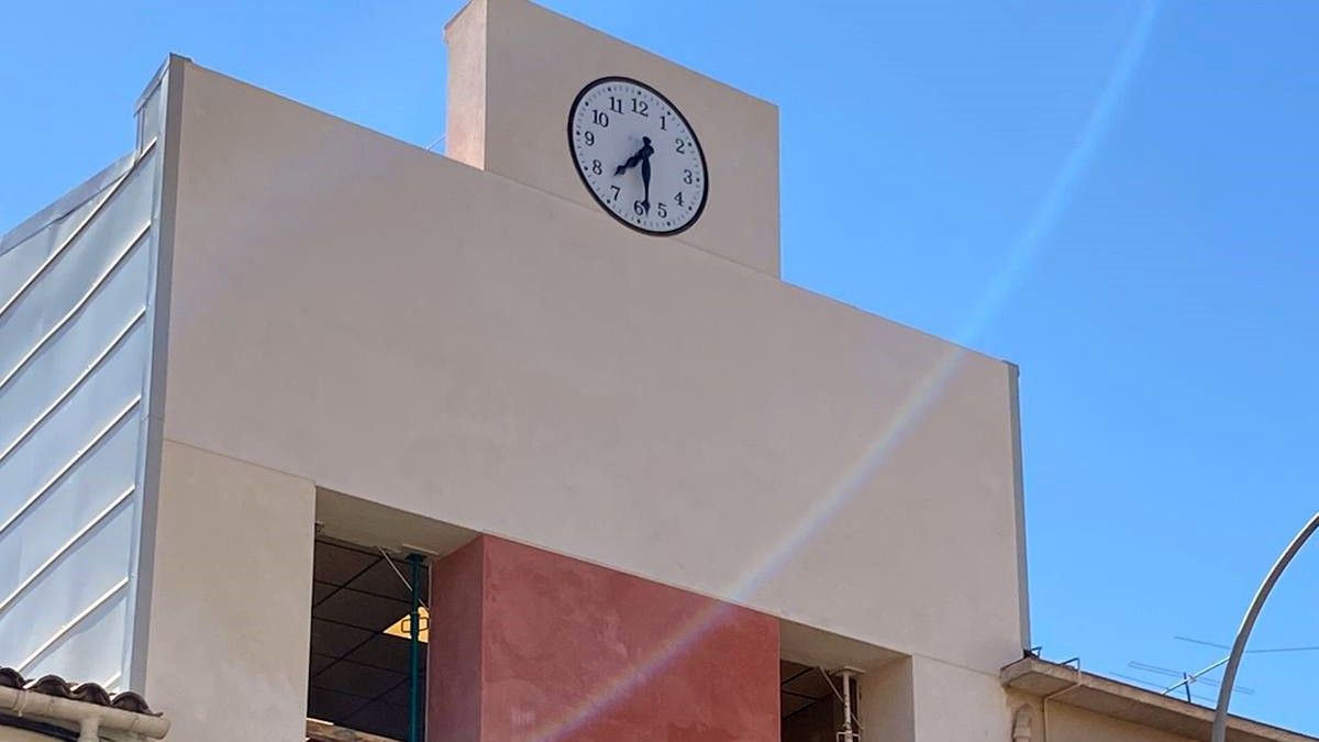 Nou rellotge a la façana de l'antic ajuntament de Sant Fruitós