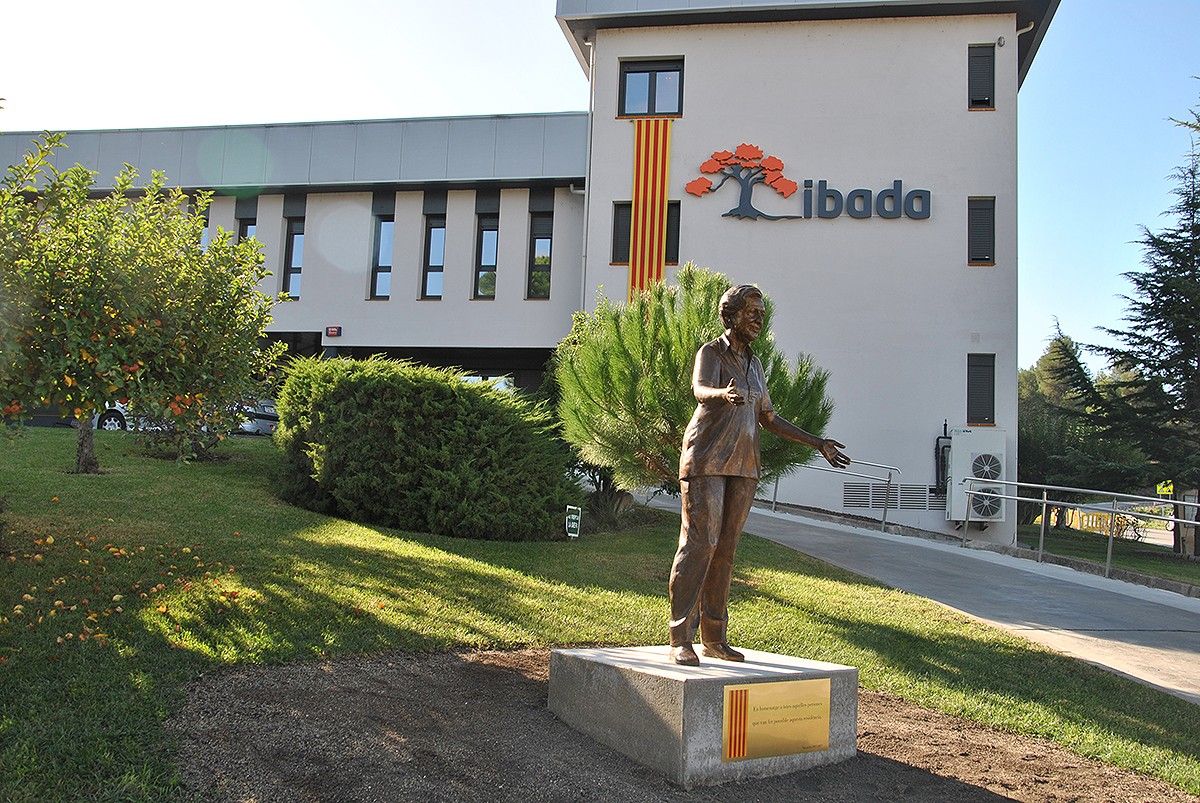 La Residència Ibada ha instal·lat una estàtua per commemorar els seus 40 anys