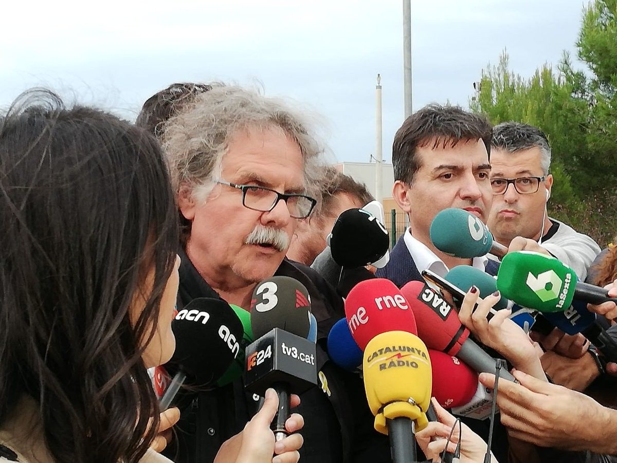 Joan Tardà i Sergi Sabrià atenen els mitjans davant de Lledoners