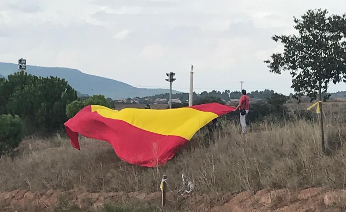 Bandera espanyola desplegada pels unionistes a l'arribada d'Iglesias a Lledoners