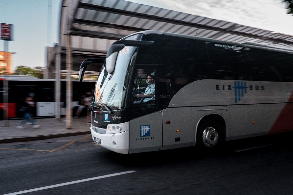 L'Eix-Bus sortint de l'estació de Vic