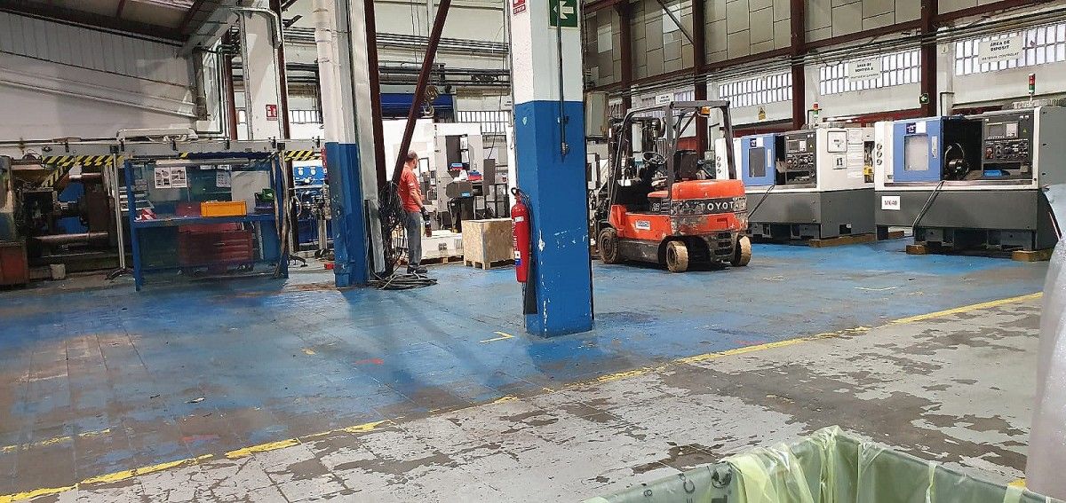 Operaris comencen a desmuntar màquines a la planta de Dayco a Torroella de Baix