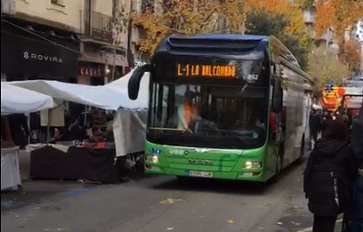 Un autobús passant pel carrer Guimerà durant la Fira de Sant Andreu