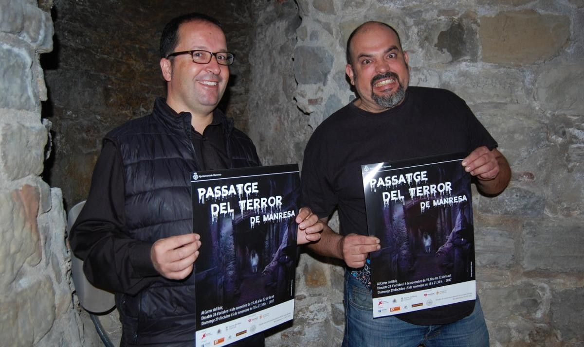 Josep Guardiola i Lluís Roca ensenyant el cartell informatiu del Passatge del Terror del carrer del Balç