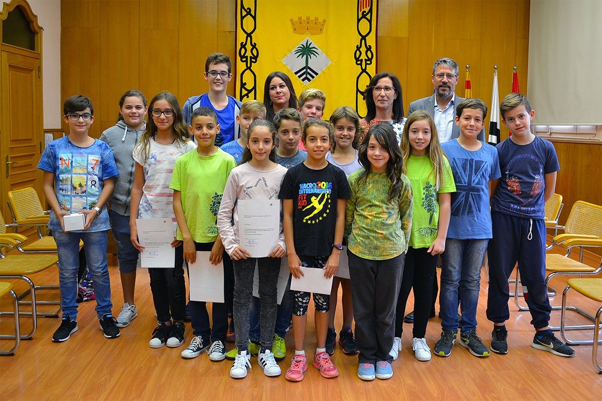 Foto de grup dels membres entrants i sortints del Consell Municipal dels Infants de Súria