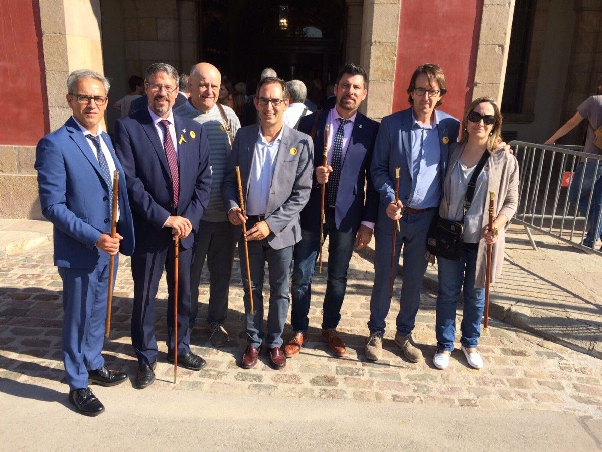 Diversos alcaldes del Bages, a la porta del Parlament, vara en mà