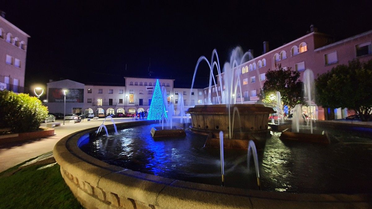 Plaça de l'Ajuntament de Navàs amb la il·luminació de Nadal