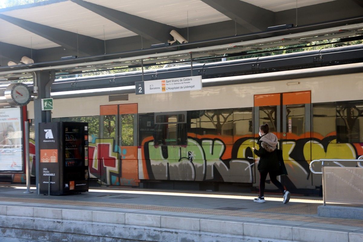 Una usuària agafant el tren a l'estació de la Renfe de Manresa