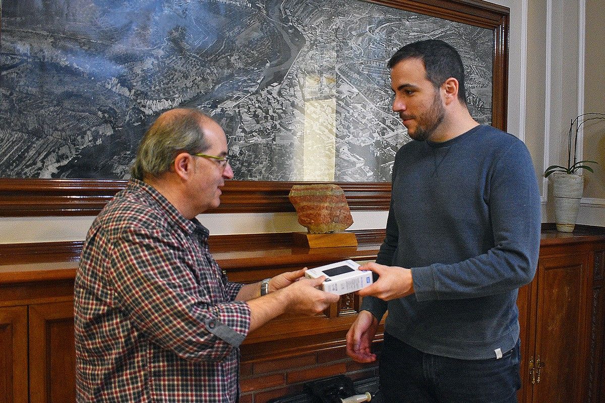 L'alcalde Albert Coberó rep el disc dur extern amb els 46.000 documents històrics de Súria digitalitzats per la Xarxa d'Arxius Municipals de la Diputació