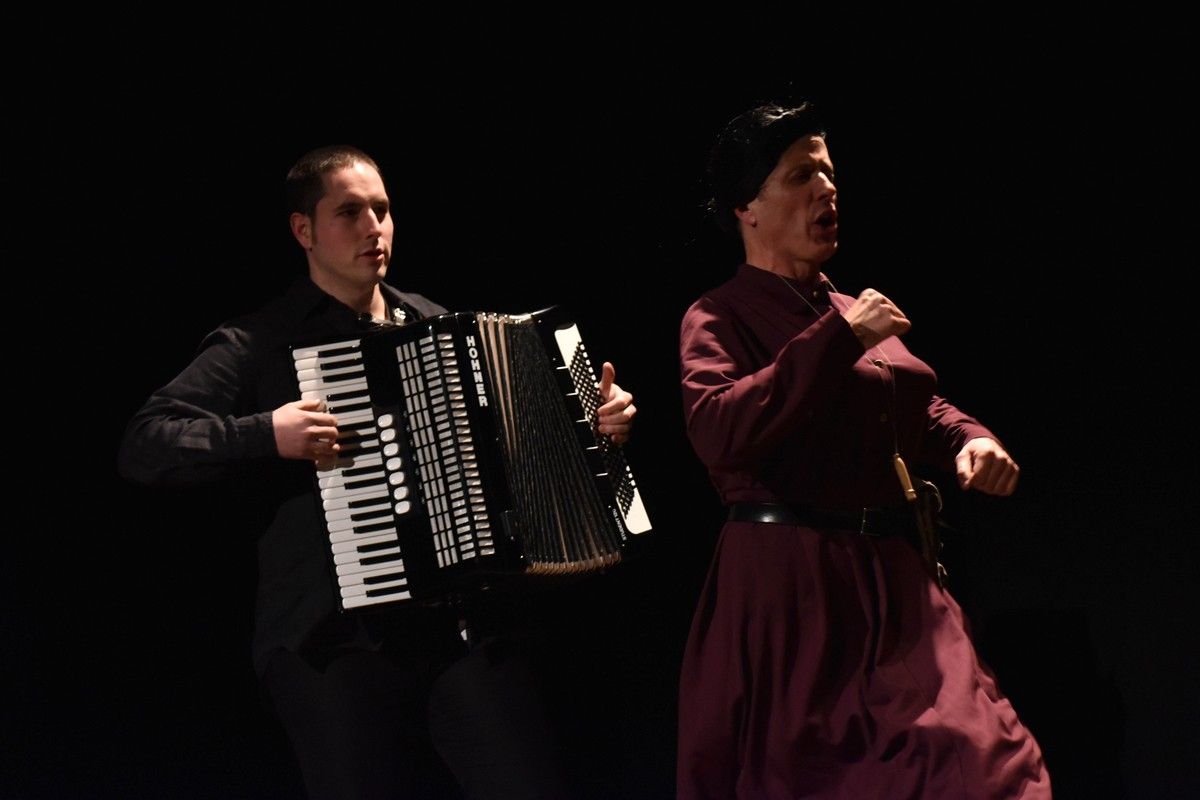 Martí Marçal i Joan Valentí en una representació de l'obra «Mort a les cunetes»