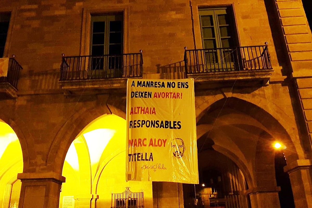 Pancarta d'Acció Lila a la façana de l'Ajuntament de Manresa