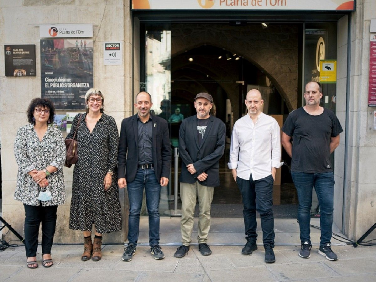 Emma Fernández, Anna Crespo, Marc Aloy, David Torras, Esteve Soler i Gerard Quinto durant l'acte de cediment del Premi Gaudí a Manresa