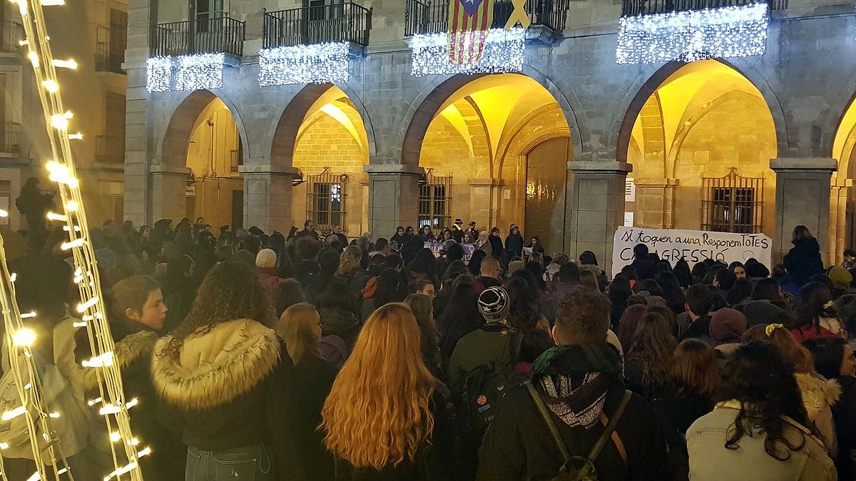 Concentració a la plaça Major de Manresa contra la doble violació