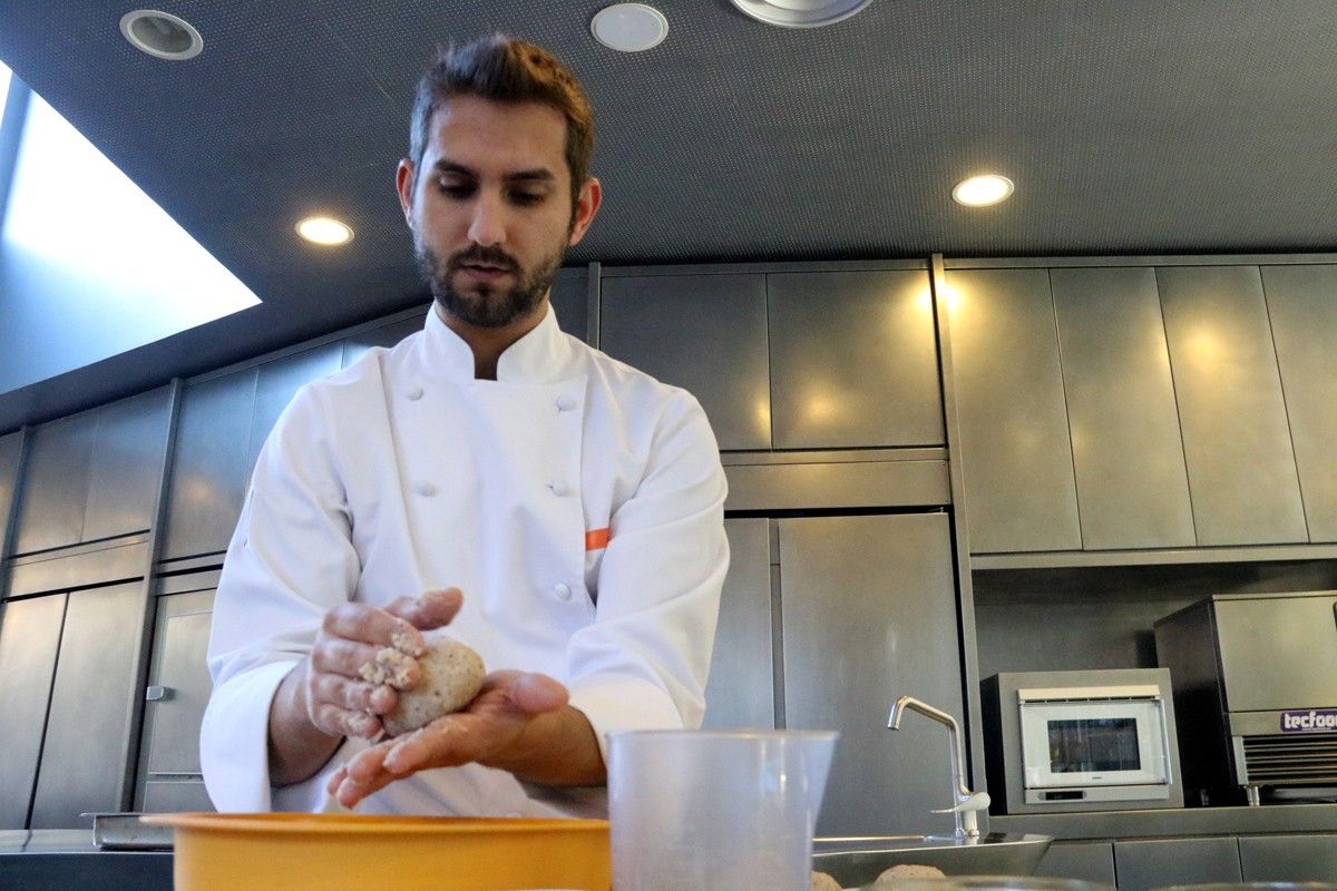 Un cuiner de la Fundació Alícia preparant pa amb la nova recepta que han ideat