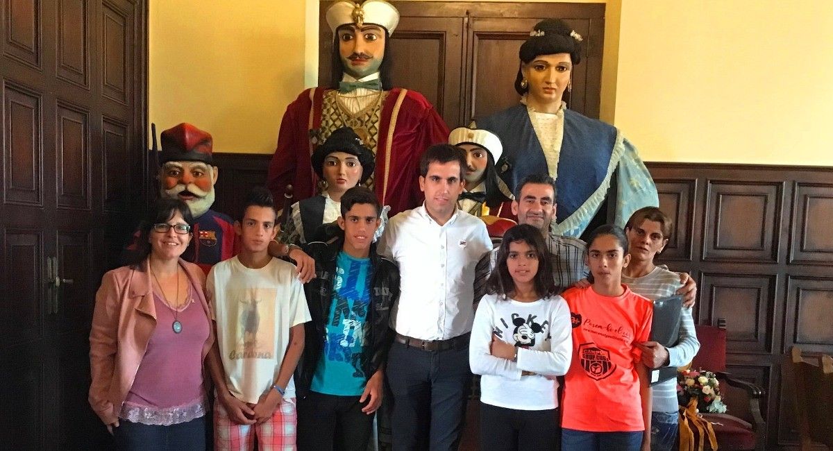 La família acollida juntament amb l'alcalde de Cardona i la regidora de Benestar Social