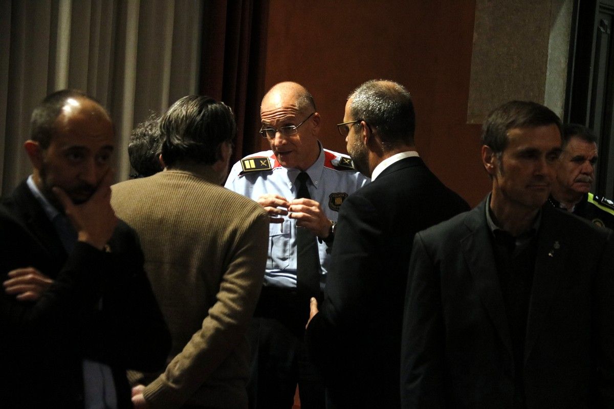 Miquel Buch parla amb Josep Lluís Rossell en presència d'altres persones