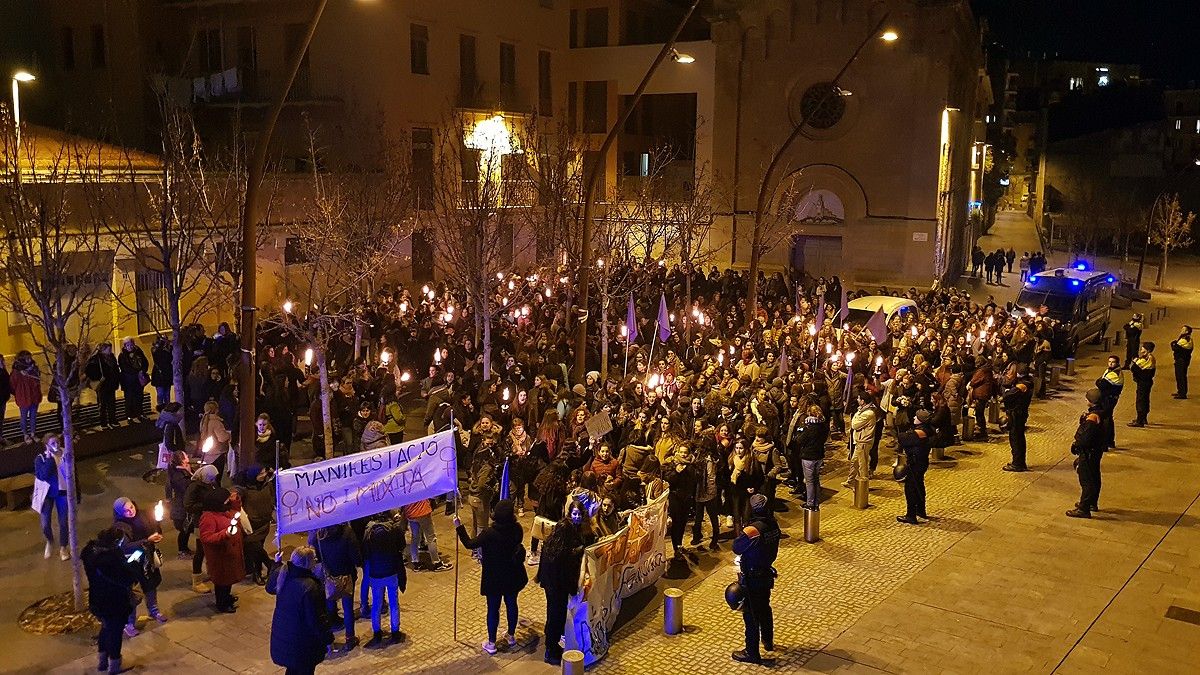 La manifestació no mixta arribant als jutjats de Manresa