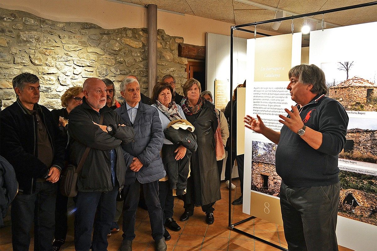 Visita guiada a l'exposició sobre pedra seca durant la inauguració