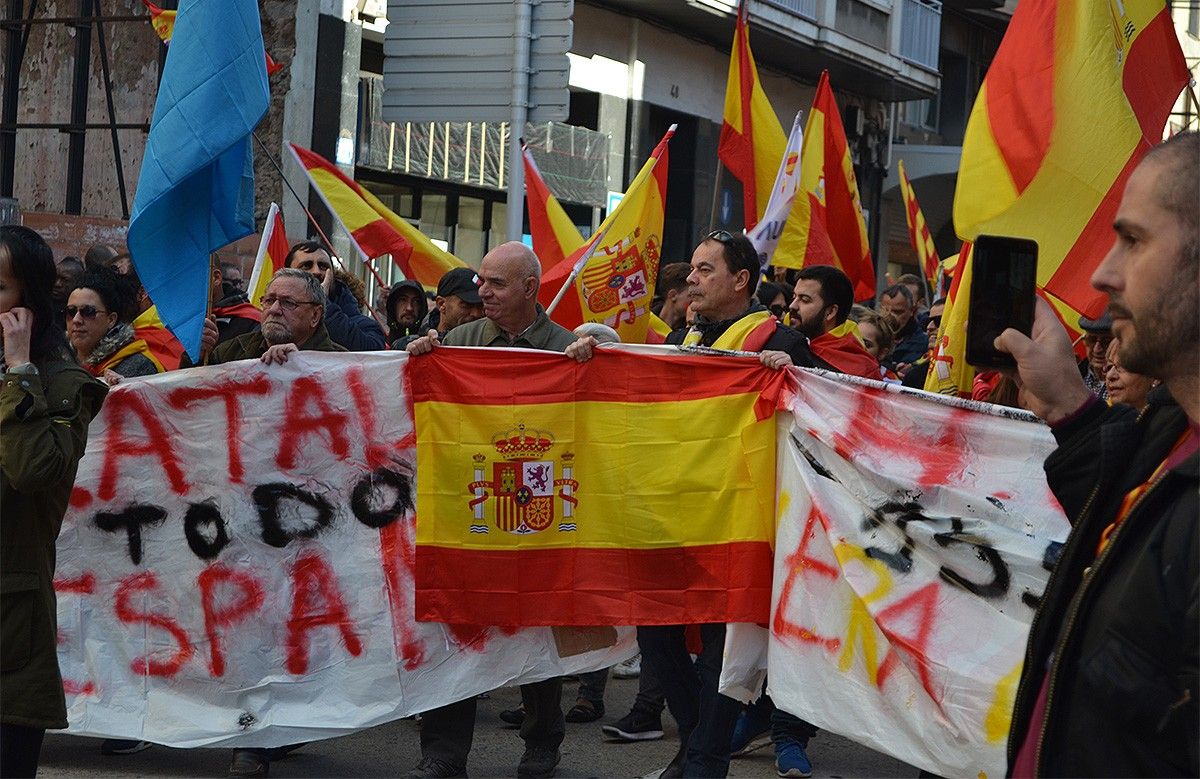 Les pancartes de la capçalera de la manifestació, amb Josep Lluís Javaloyes al centre