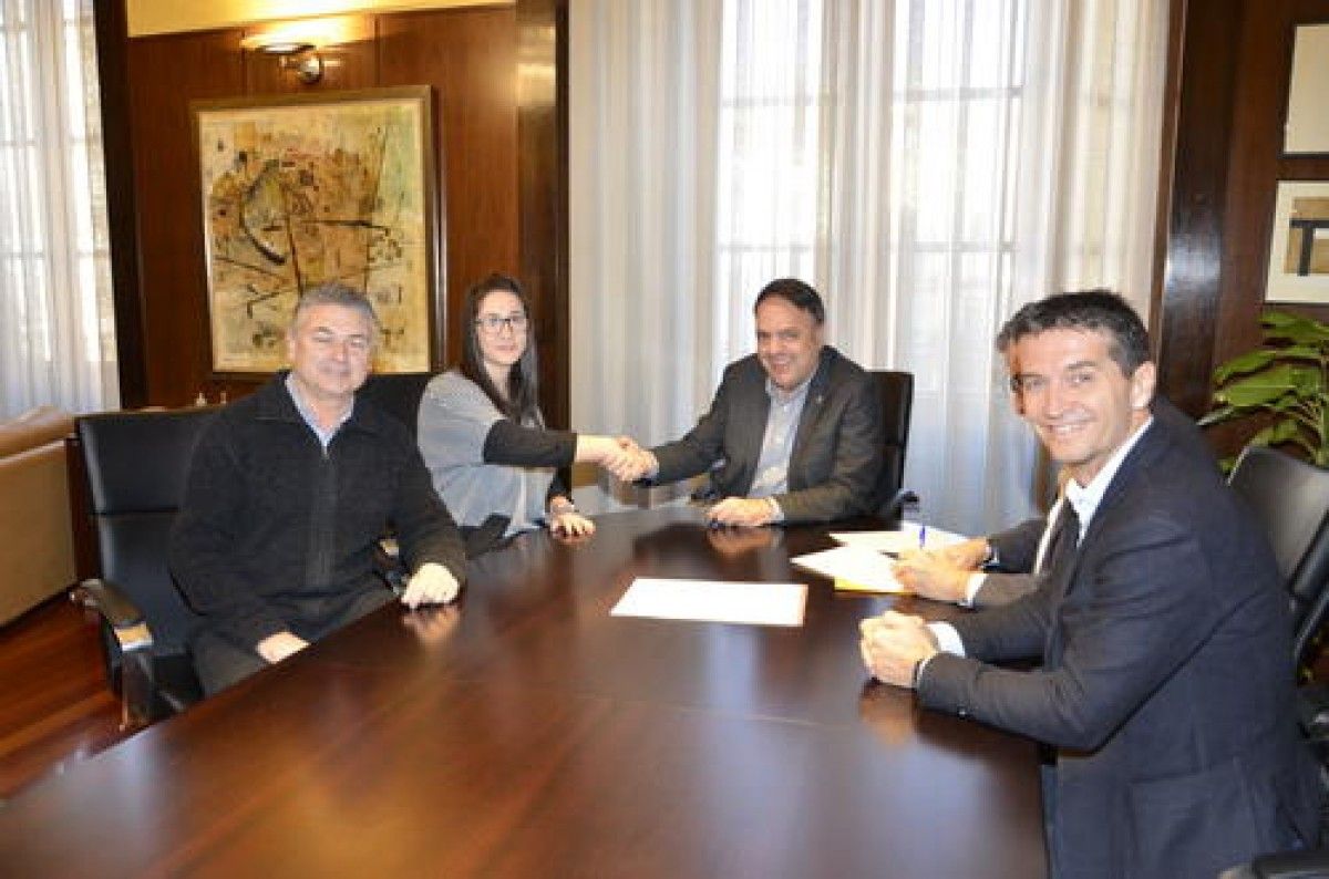 Jaume Pons, Tània Infante, Valentí Junyent i Jaume Arnau, durant la signatura del conveni