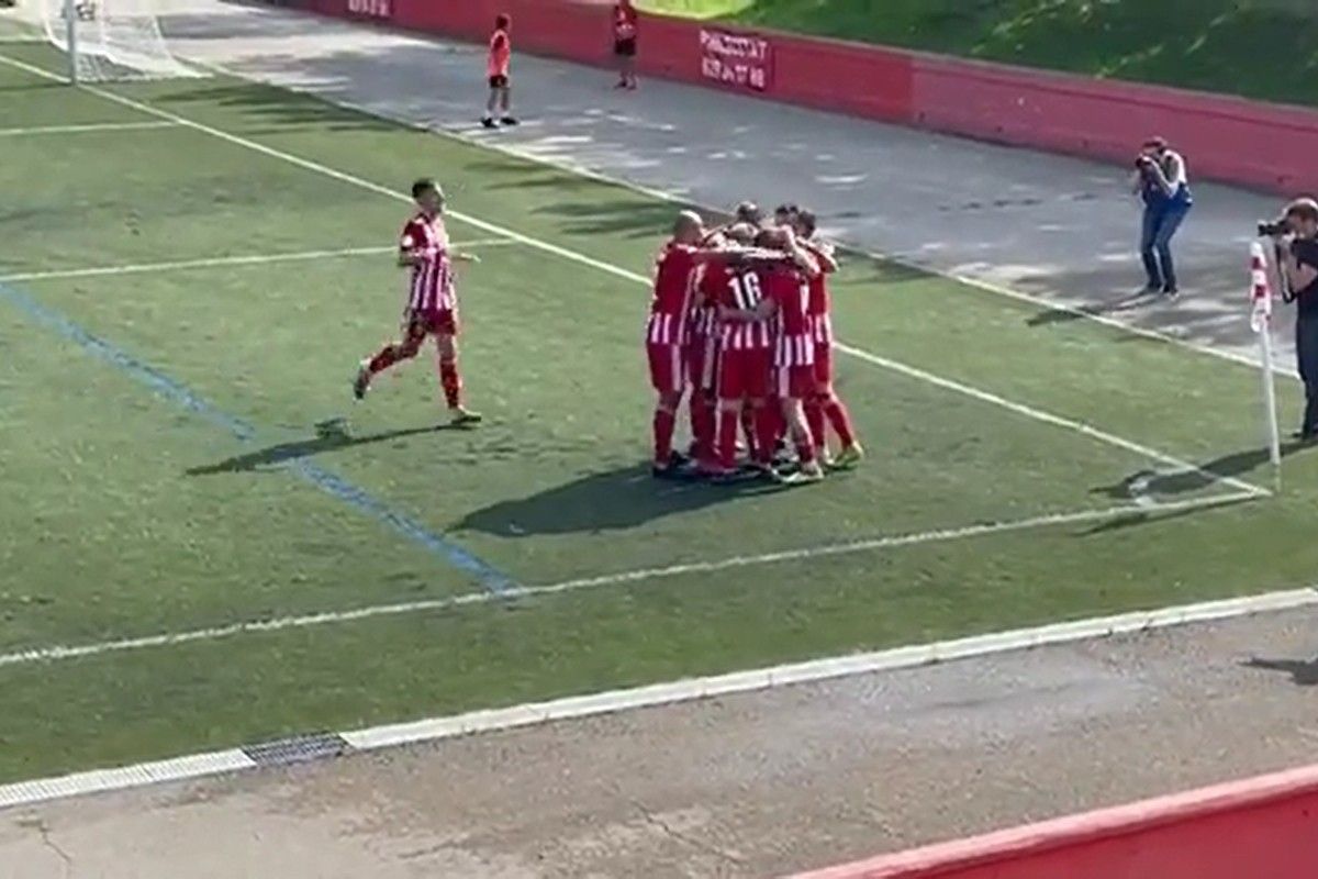 Els jugadors del CE Manresa celebren el seu gol contra el FC Vilafranca