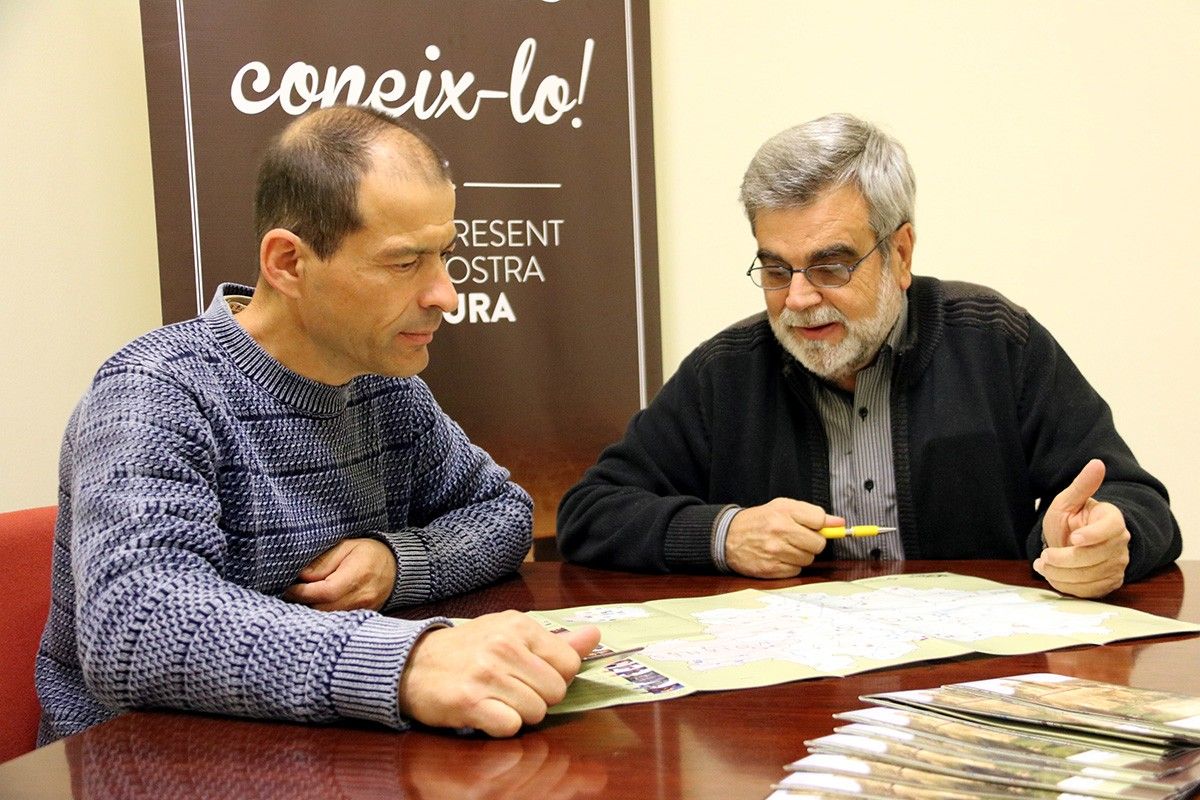 El conseller comarcal de Turisme, Josep Canals, i el vicepresident de l'associació Amics del Romànic, Josep Llobet