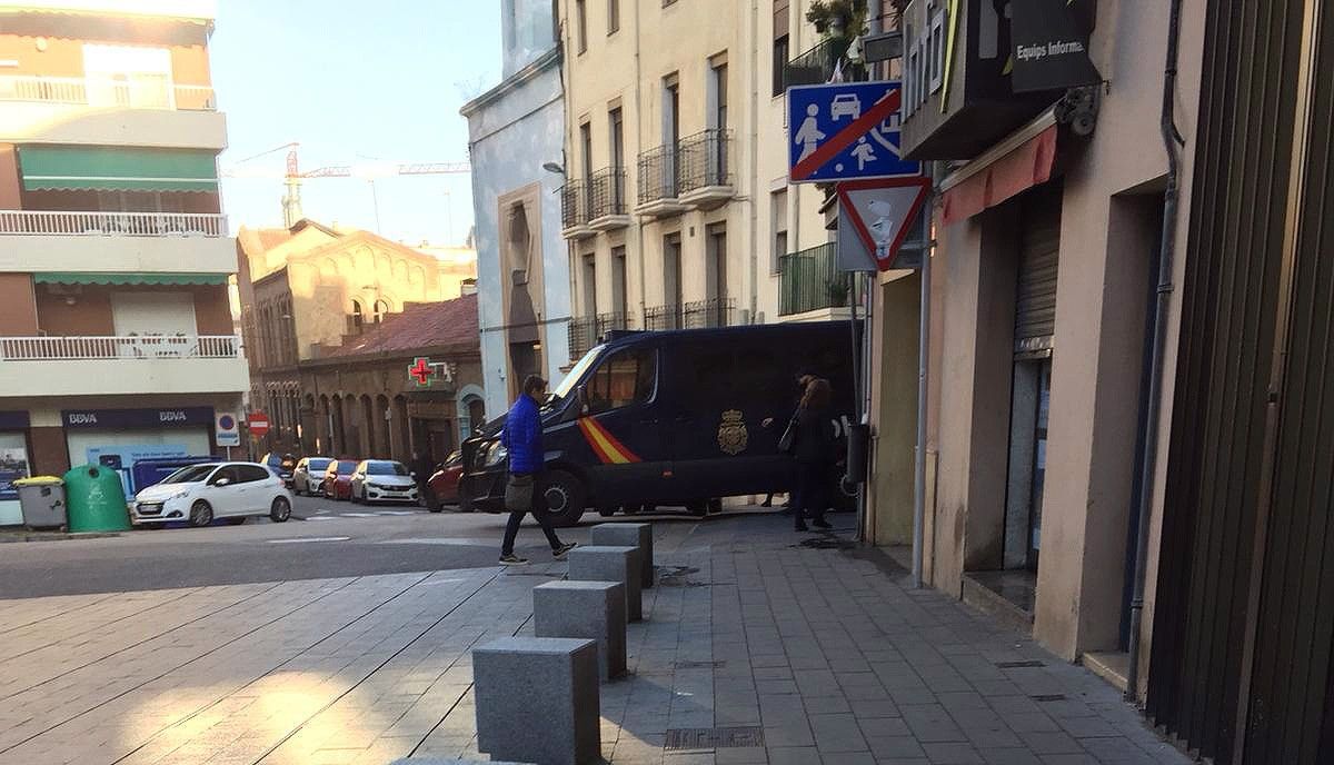 Furgoneta de la Policia Nacional a l'entrada del carrer Puigterrà de Dalt