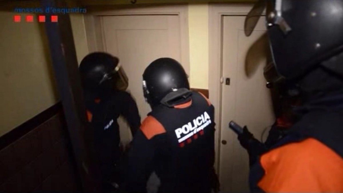Diversos mossos, durant l'operatiu contra el grup criminal.