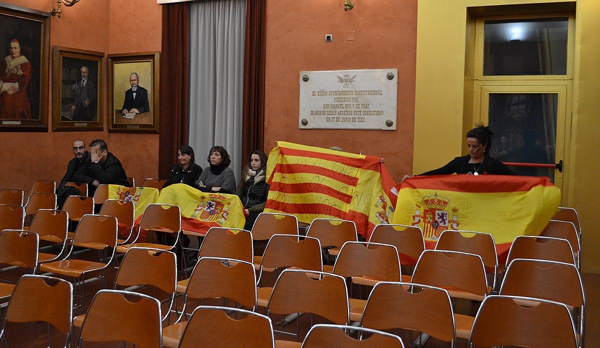 Set persones del públic despleguen banderes durant la pregunta de Ciutadans