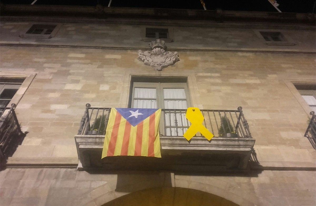 Llaç groc i estelada a la façana de l'Ajuntament de Manresa