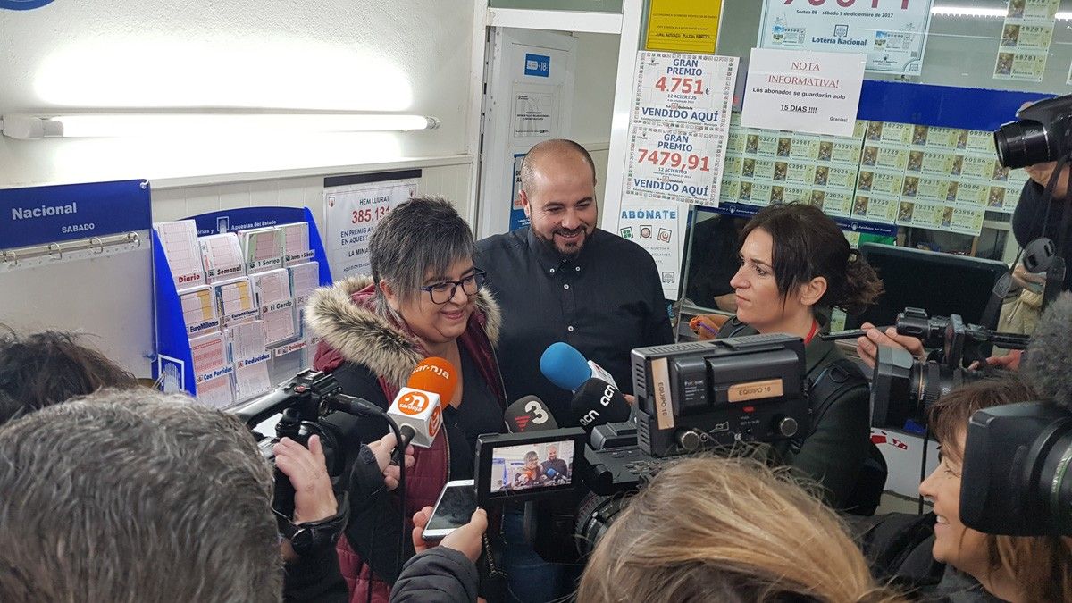 L'administrador de la loteria amb una treballadora atenent els mitjans