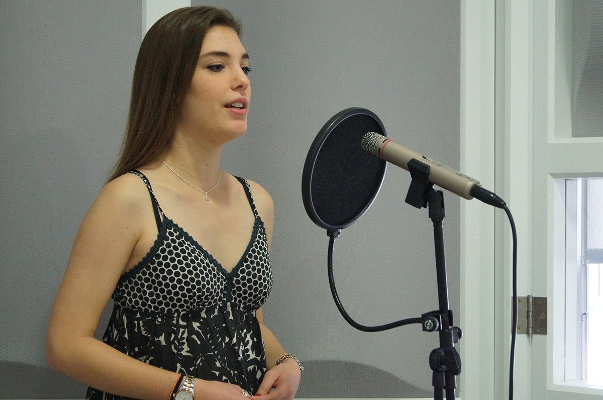 Una cantant fent proves de veu a CU+