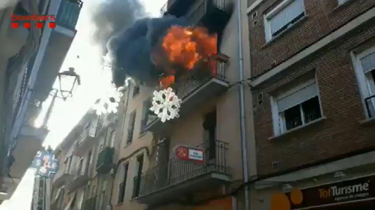 Imatge de l'incendi en un pis de Sallent