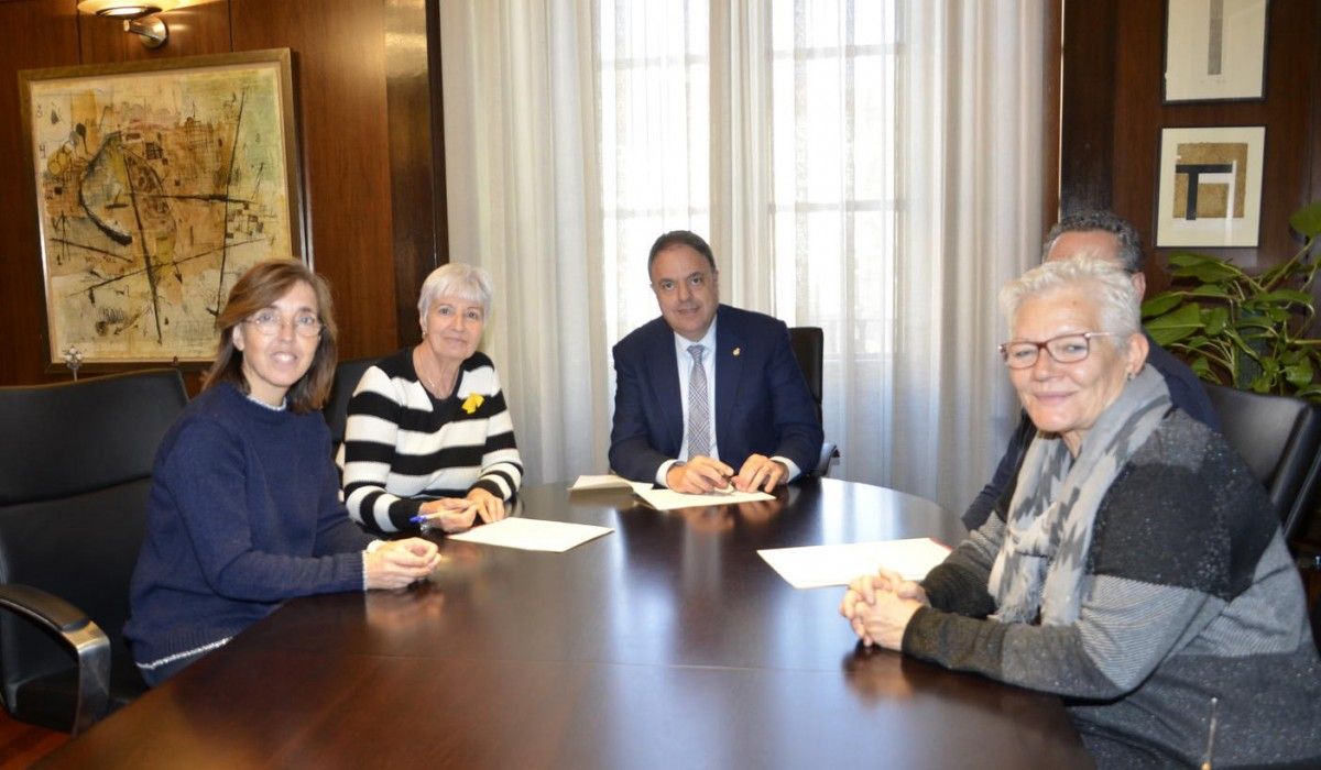 Membres de l'Associació de familiars de malalts d'Alzheimer a l'Ajuntament
