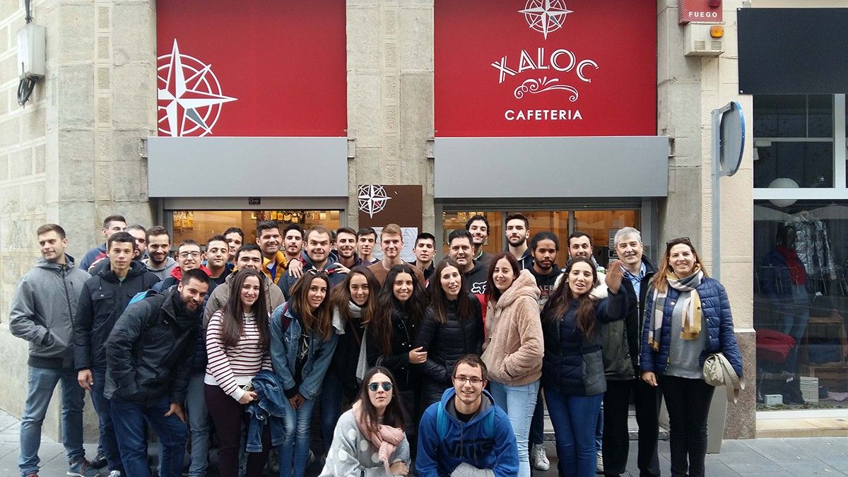 Estudiants de la Universitat de Girona davant del Xaloc