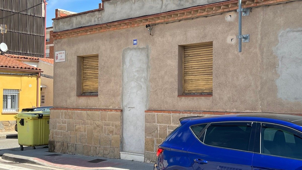 Una casa tapiada al carrer Llibertat de Sant Vicenç de Castellet