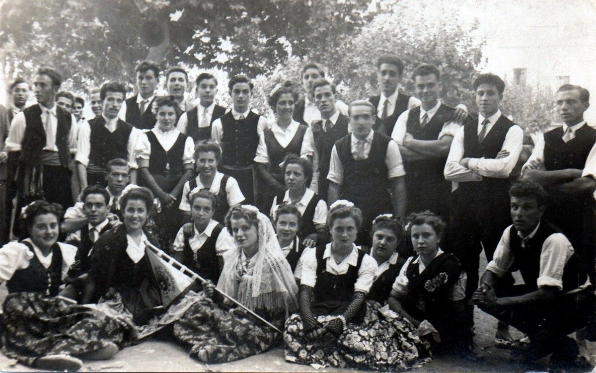 Membres de la primera etapa de l'Esbart Santvicentí