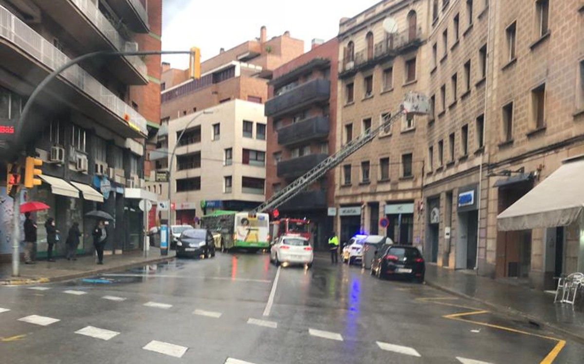 Els Bombers sanejant la façana al carrer Barcelona