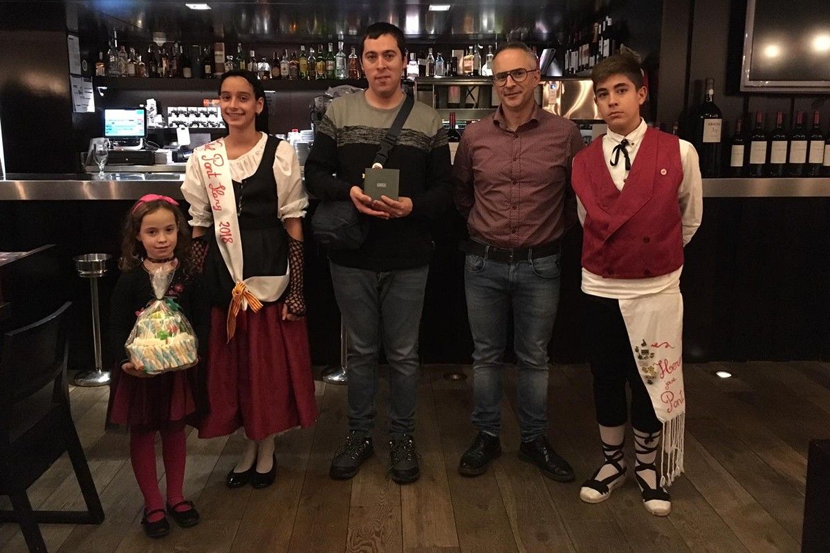 Els dos guanyadors dels concursos, amb Jordi Ruiz i la pubilla i l'hereu